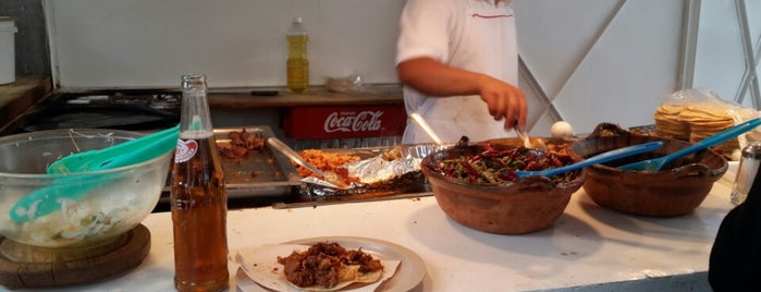 Super tacos de guisados is one of Lieux qui ont plu à Johnny.