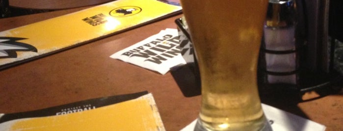 Buffalo Wild Wings is one of Lieux qui ont plu à Aron.