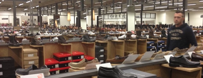 DSW Designer Shoe Warehouse is one of สถานที่ที่ Ross ถูกใจ.