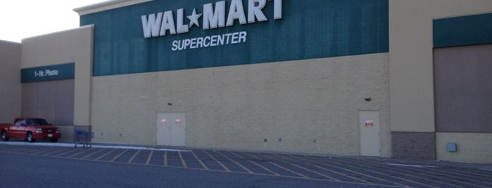 Walmart Supercenter is one of Lugares favoritos de Chelsea.