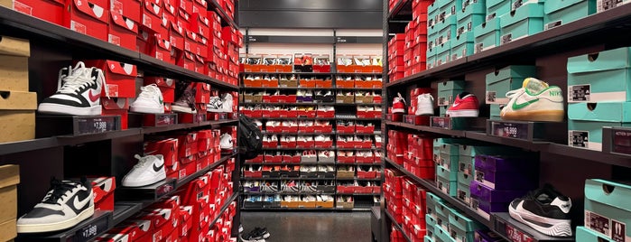 Nike Factory Store is one of スポーツ用品店.