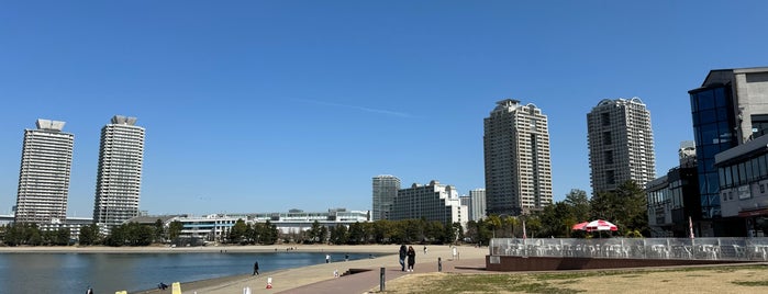 Odaiba Beach is one of swimmers.