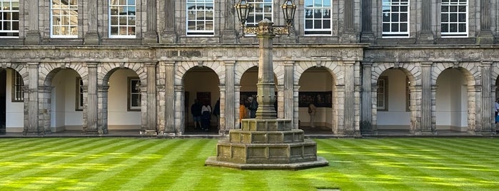 Palace of Holyroodhouse is one of Carlさんのお気に入りスポット.