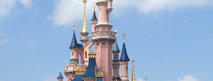 Disneyland Paris is one of Tempat yang Disimpan Eugenio.
