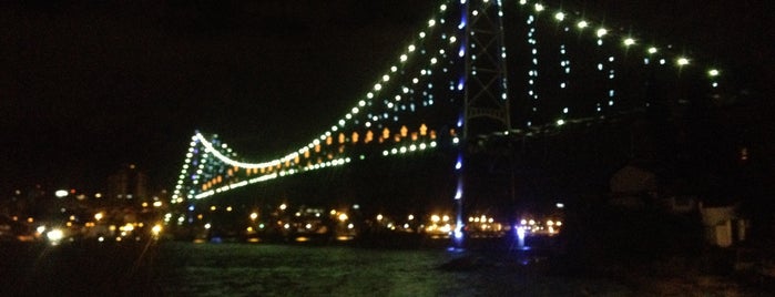 Hercílio Luz Bridge is one of Florianópolis.