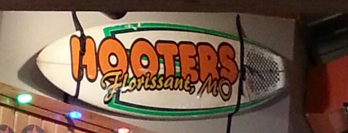Hooters is one of Tempat yang Disukai Doug.