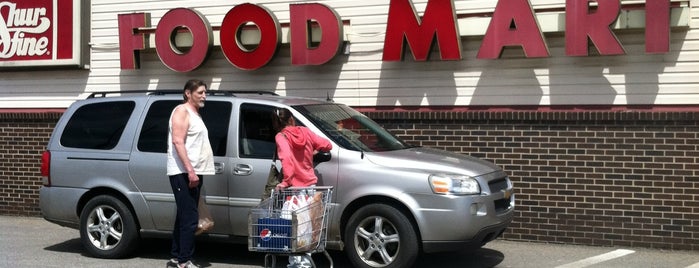 Shur Fine Food Mart is one of Lugares favoritos de Gail.