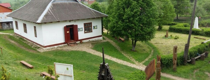 Місто-фортеця Tустань is one of West.