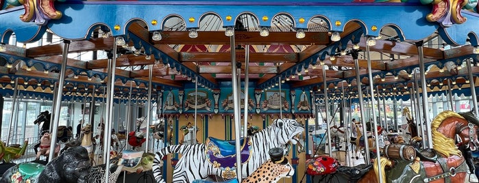 Carol Ann's Carousel is one of Lugares favoritos de Robert.