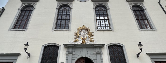 Jezuitský kostol is one of Hunyadi been.