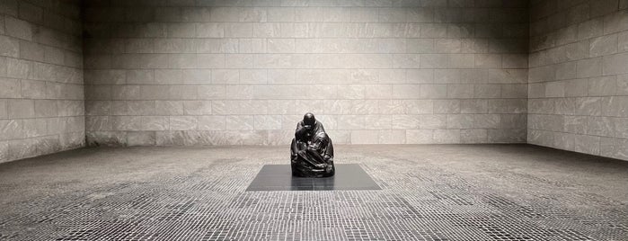 Neue Wache is one of Berlín.