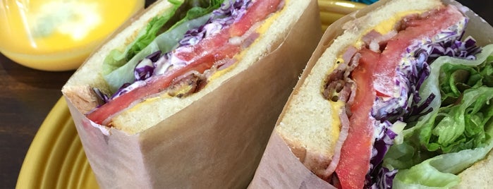 tamani's sandwich is one of Lugares favoritos de Itsuro.