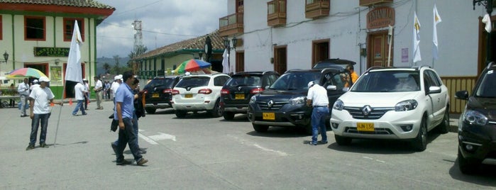 Plaza Bolivar is one of lugares a los cuales he viajado.
