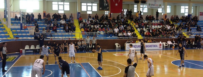 Kazım Karabekir Kapalı Spor Salonu is one of Posti che sono piaciuti a Murat.