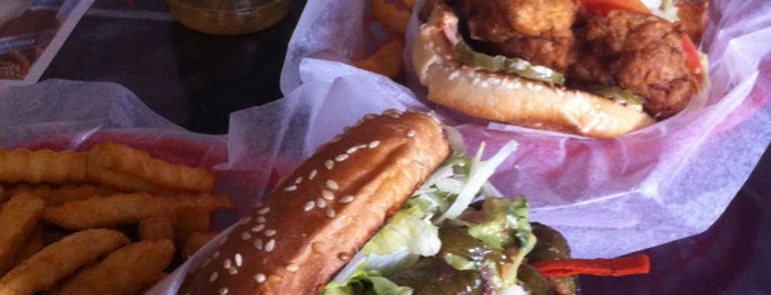 Rockstar Burger is one of Lieux qui ont plu à Elena.
