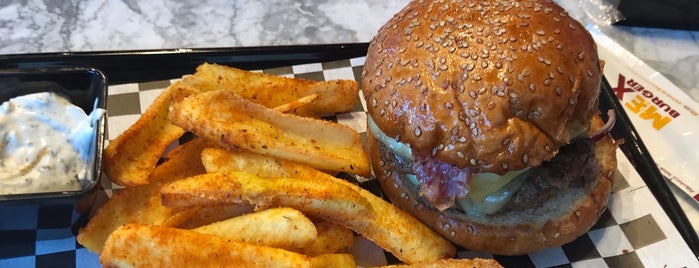 Burger Black is one of Lugares favoritos de Mennan.