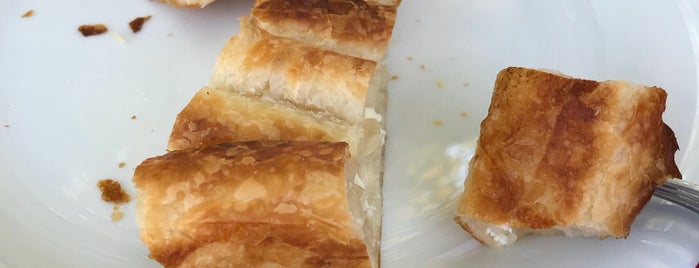 Bosanska Pita  boşnak böreği is one of Lugares favoritos de Mennan.