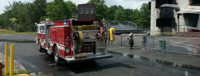 Suffolk County Fire Academy is one of Orte, die P. gefallen.