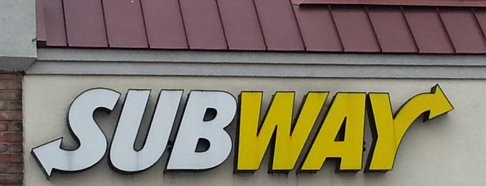 Subway is one of สถานที่ที่ Lee ถูกใจ.