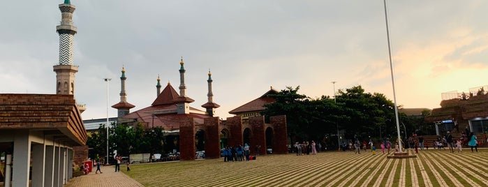 Alun Alun Kejaksan is one of Cirebon Historical Sites.