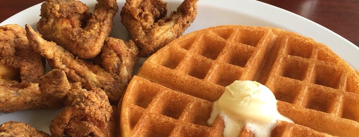 Emma Lynns Chicken and Waffles is one of Tempat yang Disimpan Holly.
