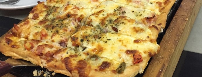 La Pizza Mia is one of สถานที่ที่บันทึกไว้ของ Marcelo.