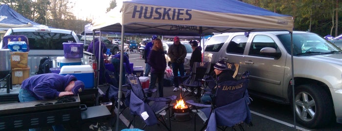 Husky Football Padelford Tailgate is one of Lugares favoritos de Seth.