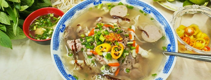 Phở Hòa Pasteur is one of Lugares favoritos de Andre.