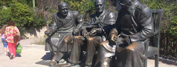 Ливадийский дворец сталин рузвельт черчилль памятник. Памятник сталину, рузвельту и черчиллю. Памятник рузвельту. Памятник сталину, рузвельту и черчиллю. Сталин рузвельт черчилль ялтинская конференция ливадия.