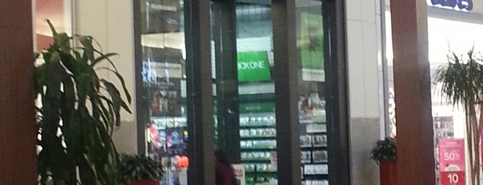 GameStop is one of Orte, die Denise D. gefallen.