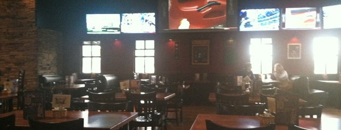 Hooley House Sports Pub & Grille is one of Lugares favoritos de Darrick.