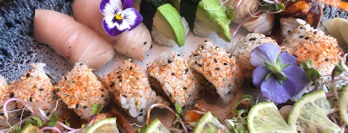 Sushi Tsukiji is one of Lieux qui ont plu à Murat.