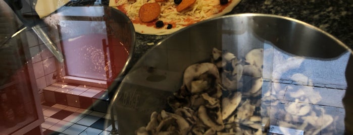 Tinos Pizzeria is one of Tempat yang Disukai Kubuś.