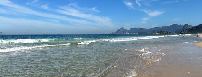 Praia de Piratininga is one of n i t e r ó i.