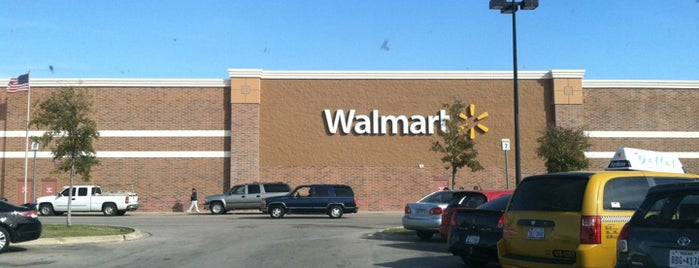 Walmart Supercenter is one of Tempat yang Disukai Josue.