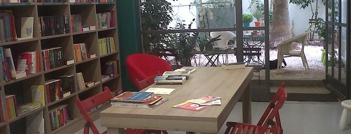 Βιβλιοπωλείο Πλειάδες is one of Locais salvos de Phoebe.