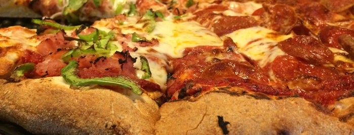 Barro's Pizza is one of Tempat yang Disukai Cheearra.