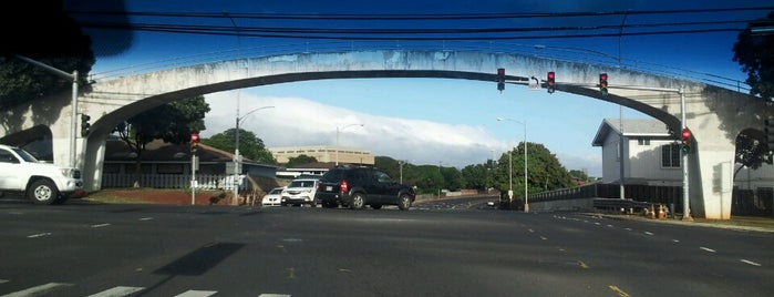 Intersection of Waimano Rd & Moanalua Fwy is one of Oahu streets.