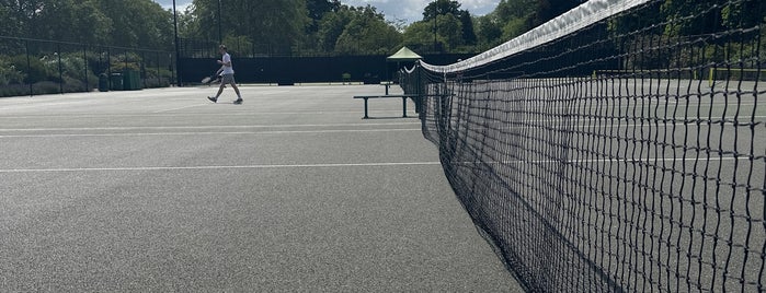 Hyde Park Tennis Centre and Cafe is one of Heath'ın Beğendiği Mekanlar.