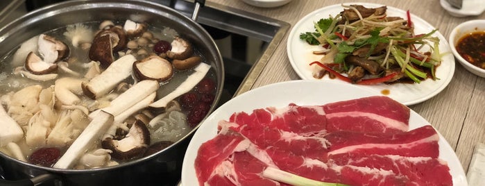Yeebo Hotpot and Seafoods Restaurant is one of Lugares favoritos de LindaDT.