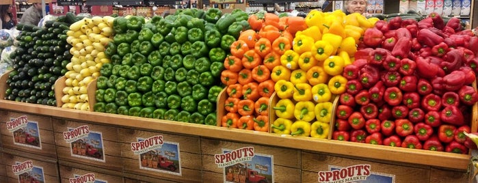 Sprouts Farmers Market is one of Tempat yang Disukai Barry.