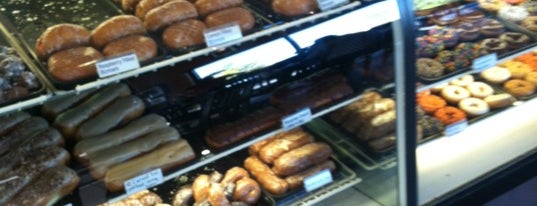 LaMar's Donuts and Coffee is one of Lugares favoritos de Bev.