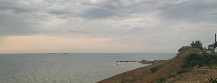 Азовское море is one of Керчь.