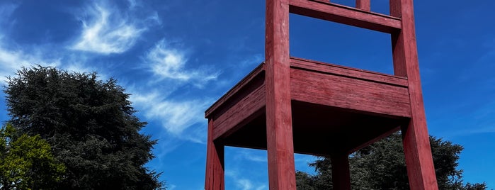 Broken Chair is one of Genève.