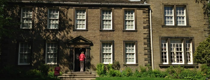 Brontë Parsonage Museum is one of Lugares favoritos de Carl.