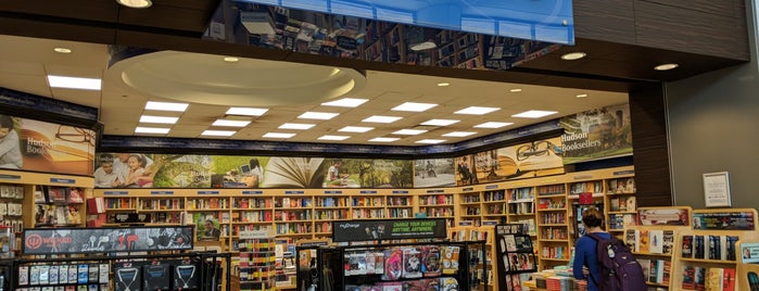 Hudson Booksellers & Papyrus is one of Orte, die Aptraveler gefallen.