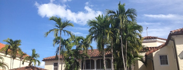 Koubek Center Miami Dade College is one of Tempat yang Disukai Liz.