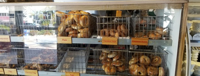 Busy Bee's Bagel & Bakery is one of Lieux qui ont plu à Marc.