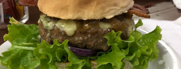 Cawii Classic Burguer is one of Locais curtidos por Atila.