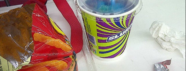 7-Eleven is one of RizaLさんのお気に入りスポット.